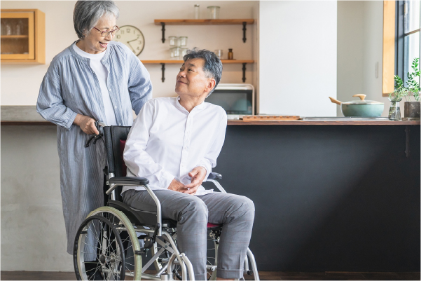 微笑み合う老夫婦