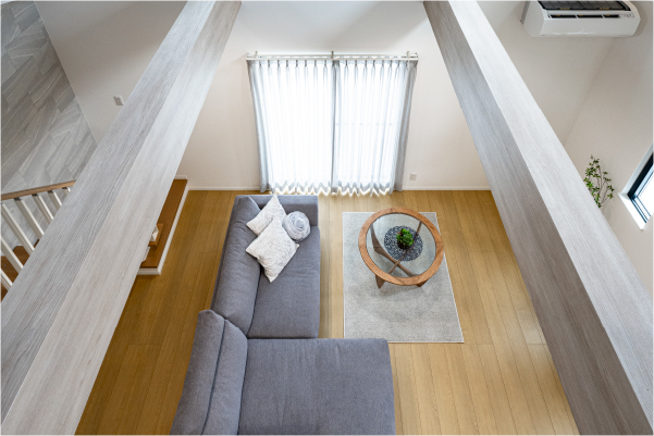 モデルハウスの様子。2階から見下ろすことのできるリビング