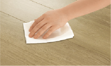 フローリングを拭き取る様子